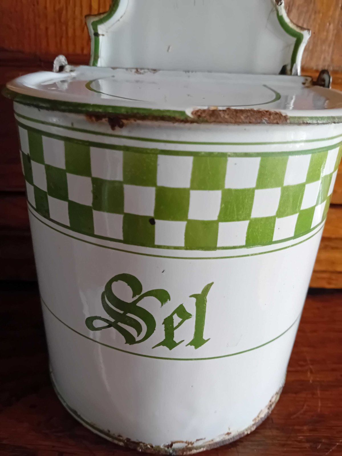 Boîte à sel vintage française : émail blanc et vert patiné photo Décoration