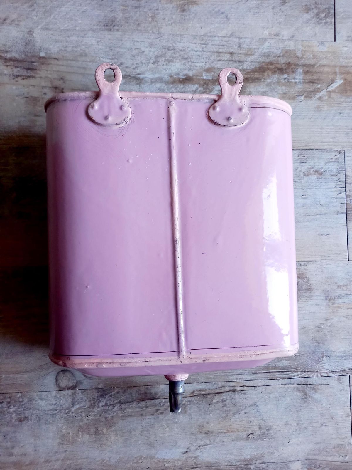 Wandfontein: Franse antieke lavabo, roze emaille waterfontein met kom, ca. 1900s photo buy