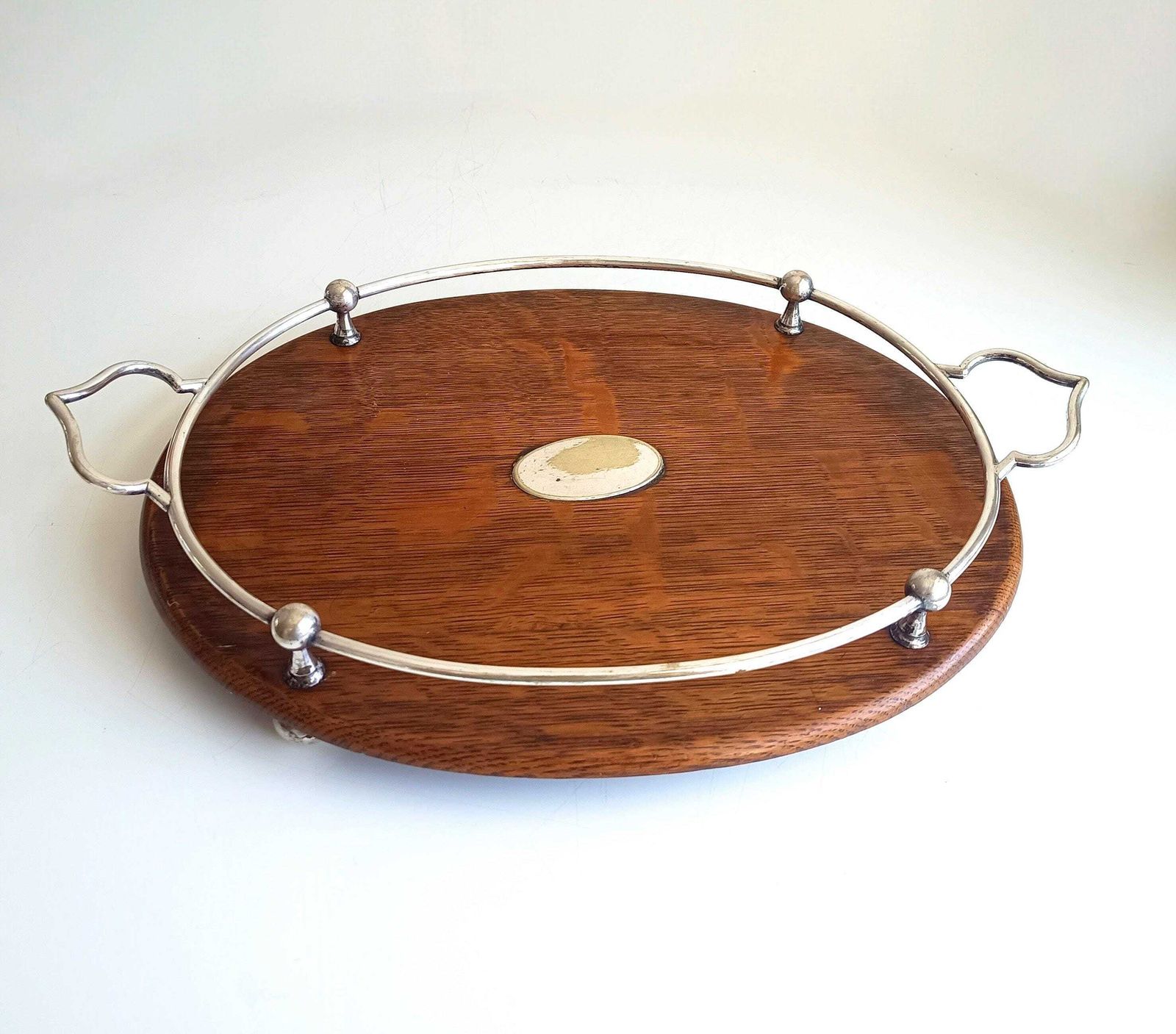 Antiek Victoriaans eiken dienblad met verzilverd metaal, scheepsstijl, bal- en railing galerij, bun feet
