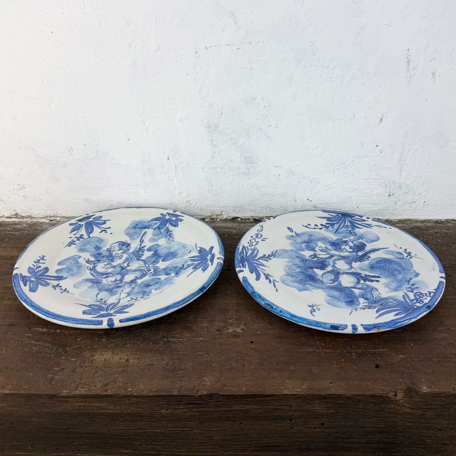 Paar antieke handgeschilderde keramische borden uit Albisola door Giuseppe Mazzotti, wit en blauw maiolica cherubijnenborden photo 112.0