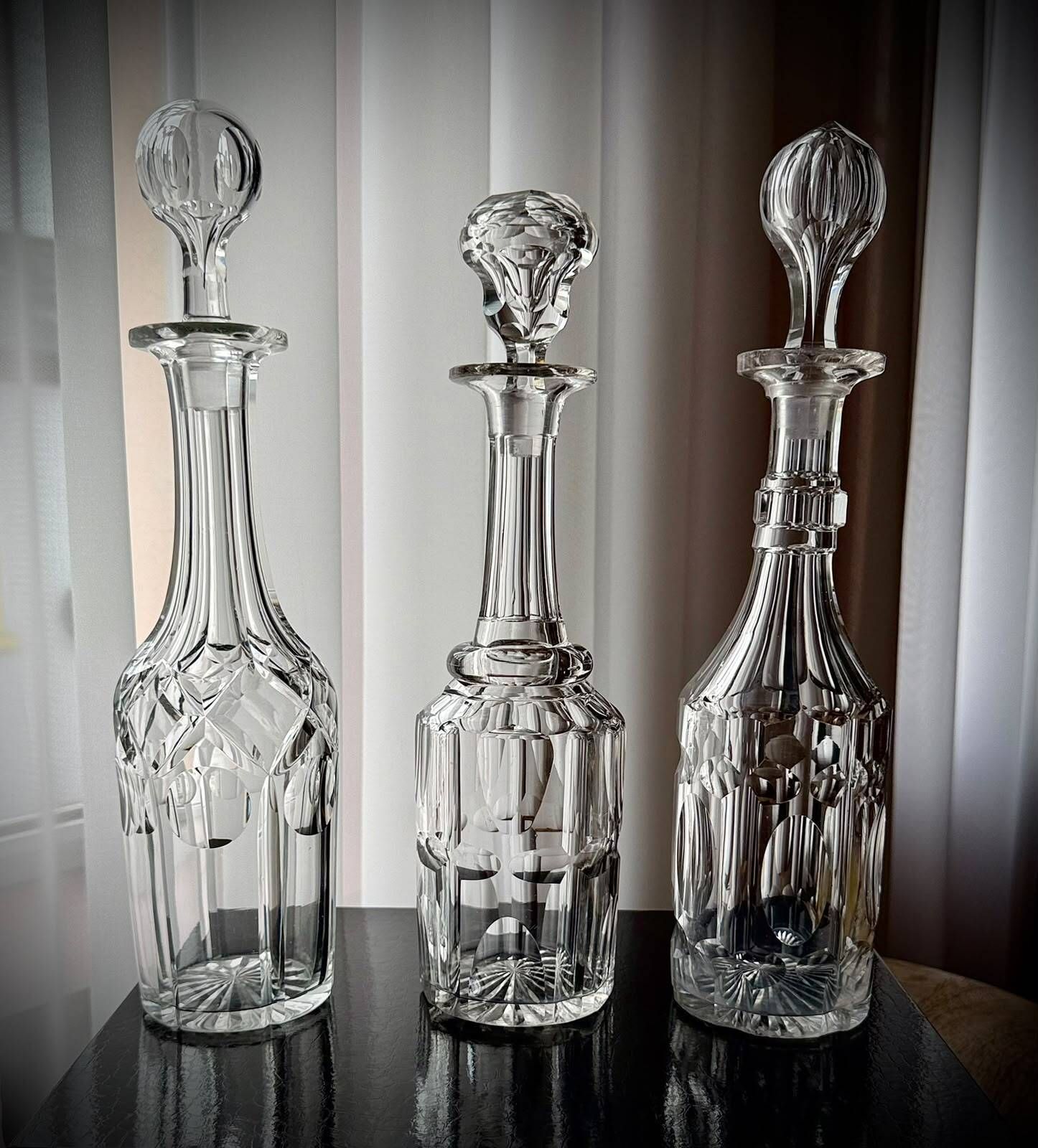 Laat-Victoriaans tantalusrek met drie geslepen glazen karaffen in verzilverd frame, ca. 1890-1910 photo Woonaccessoires