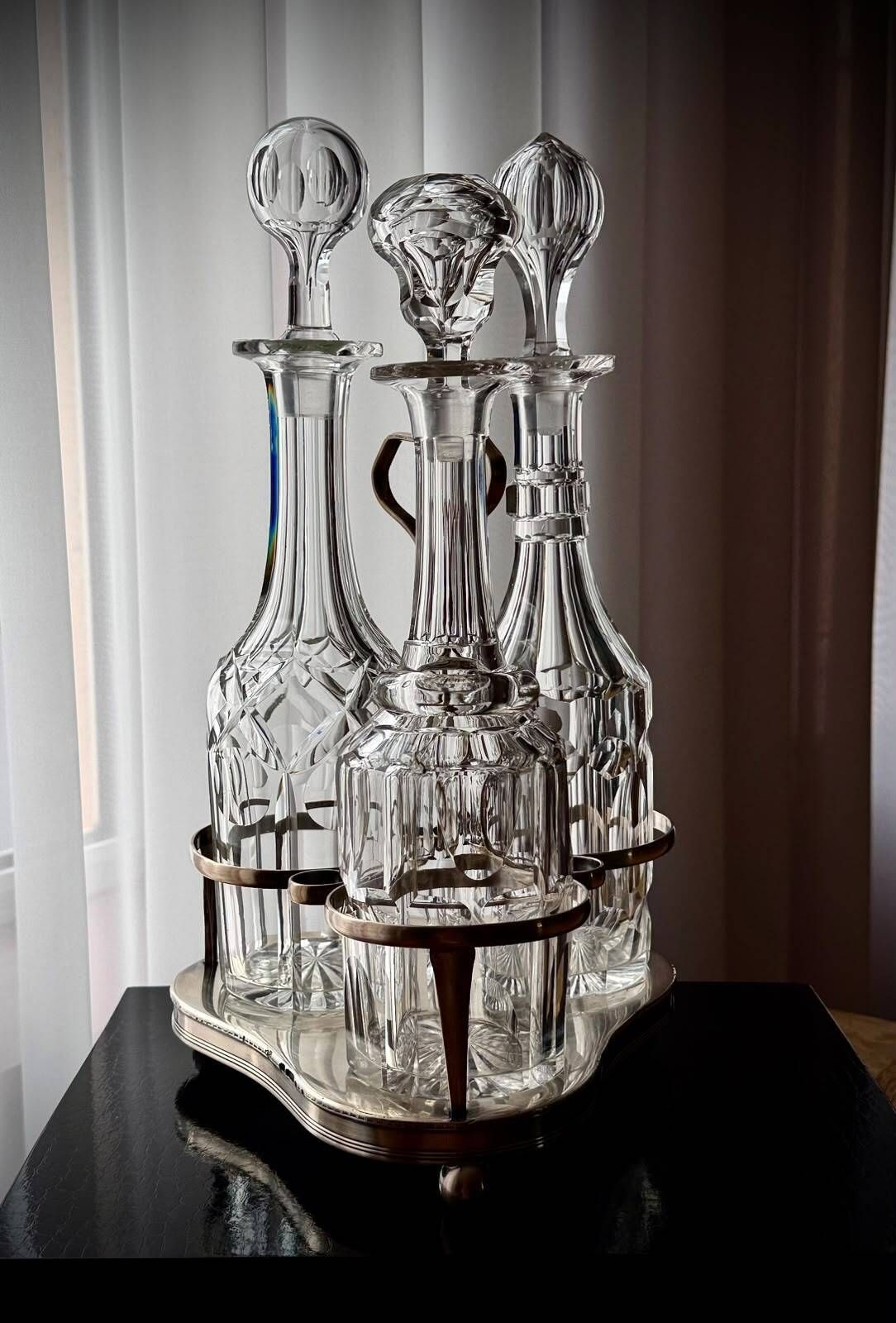 Laat-Victoriaans tantalusrek met drie geslepen glazen karaffen in verzilverd frame, ca. 1890-1910 photo buy