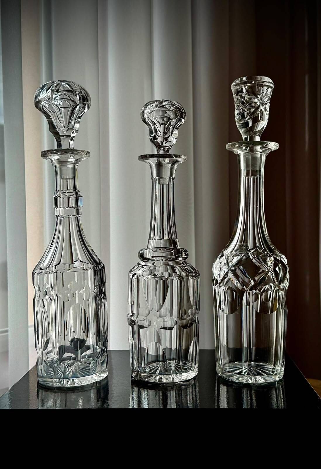 Laat-Victoriaans tantalusrek met drie geslepen glazen karaffen in verzilverd frame, ca. 1890-1910 photo vintage