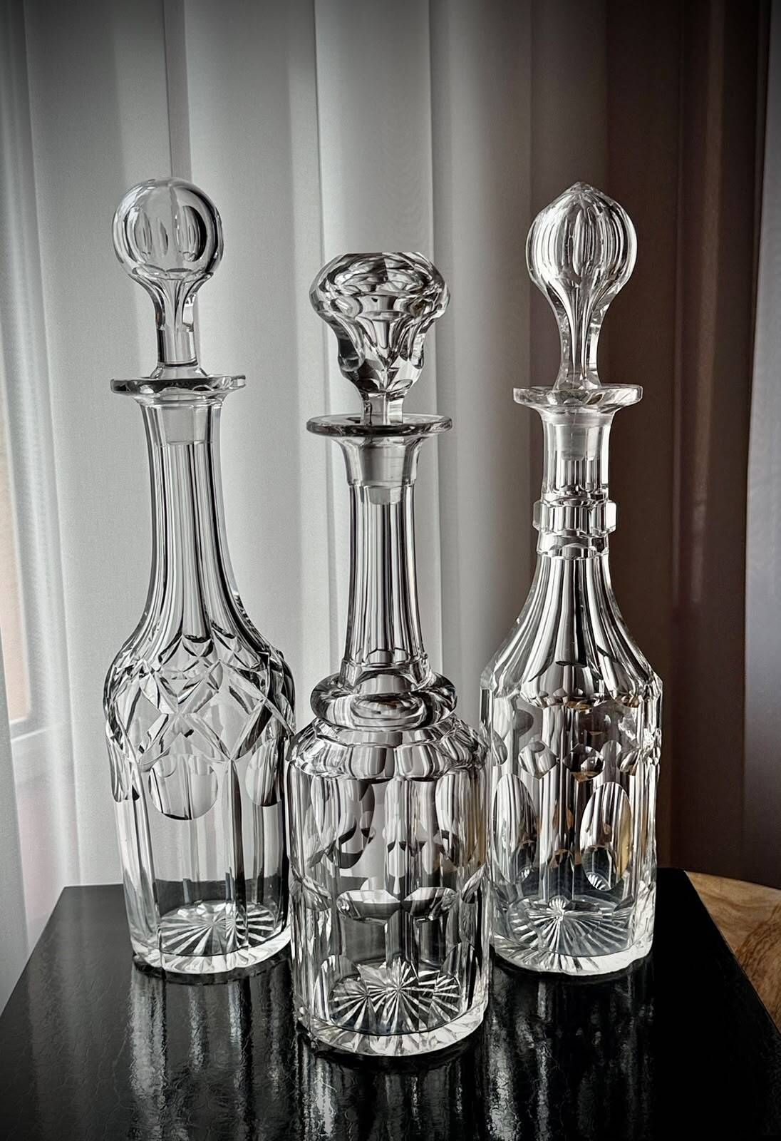 photo vintage Laat-Victoriaans tantalusrek met drie geslepen glazen karaffen in verzilverd frame, ca. 1890-1910