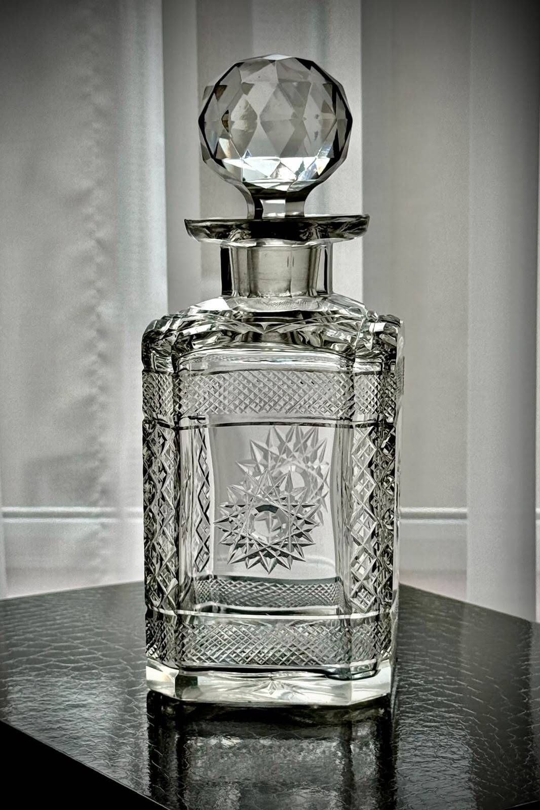 Vintage whiskykaraf van geslepen glas met gefacetteerde stop photo furniture