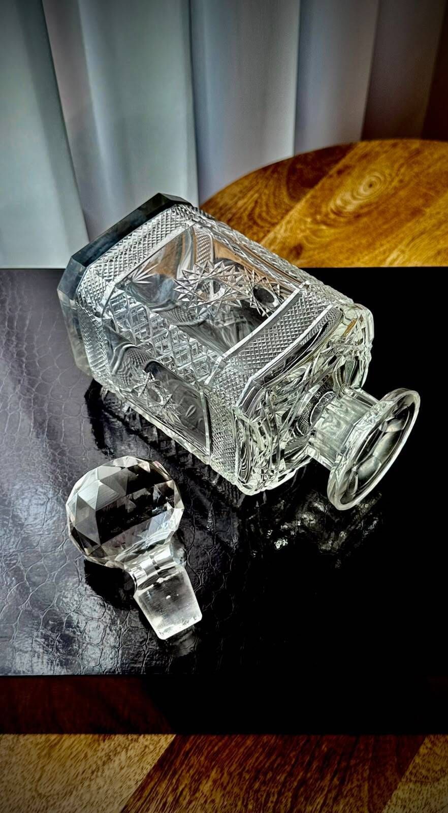 Vintage whiskykaraf van geslepen glas met gefacetteerde stop photo 95.0