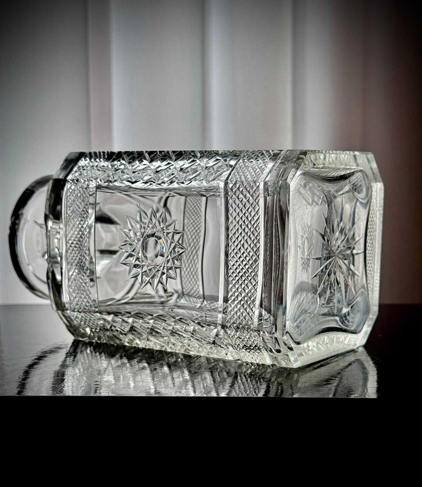 photo furniture Vintage whiskykaraf van geslepen glas met gefacetteerde stop