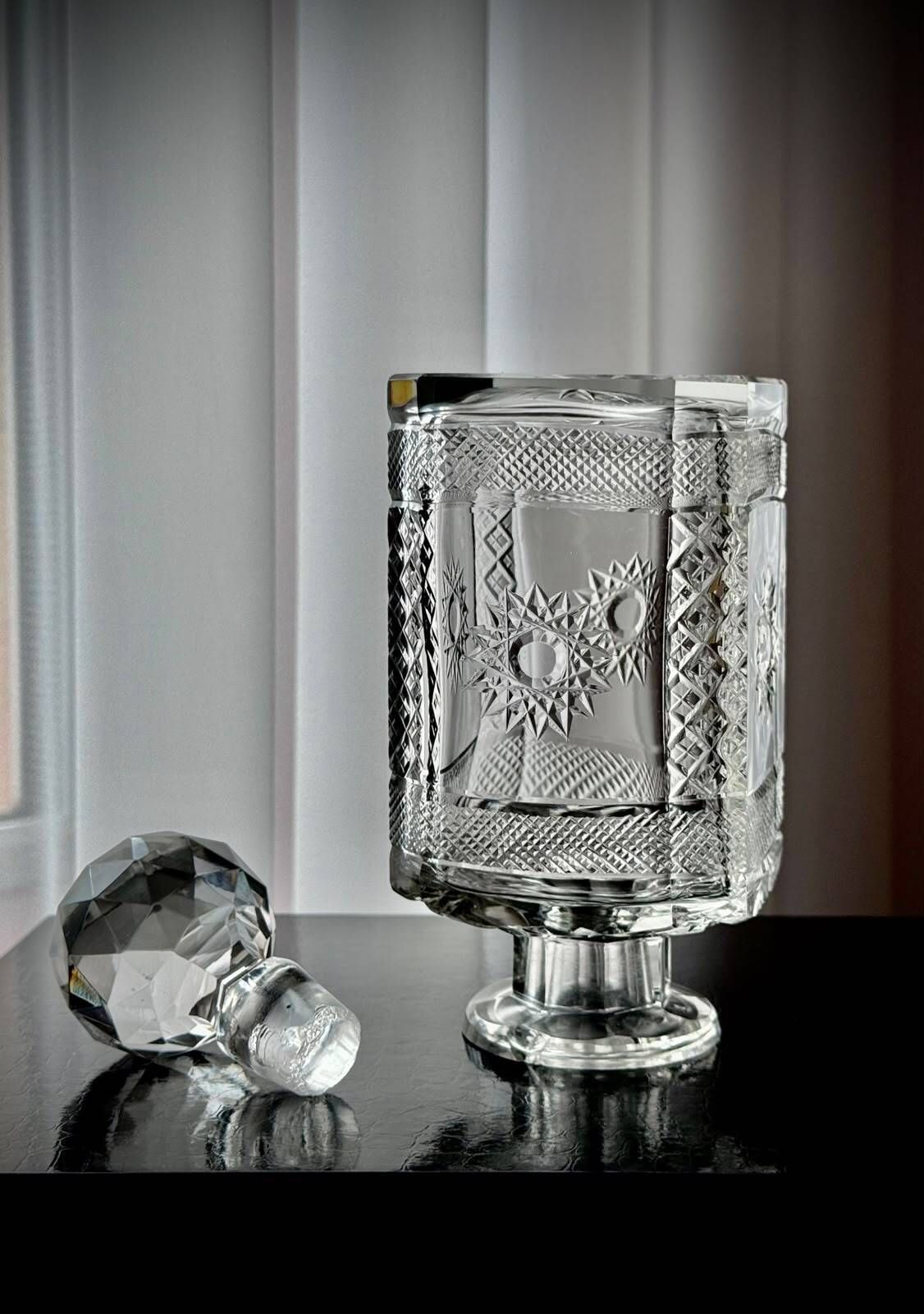 95.0 Vintage whiskykaraf van geslepen glas met gefacetteerde stop photo