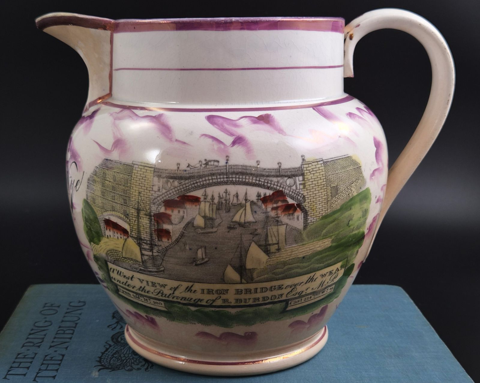 Sunderland roze spat-lustre kan, Iron Bridge over de Wear, met naam en datum 1859