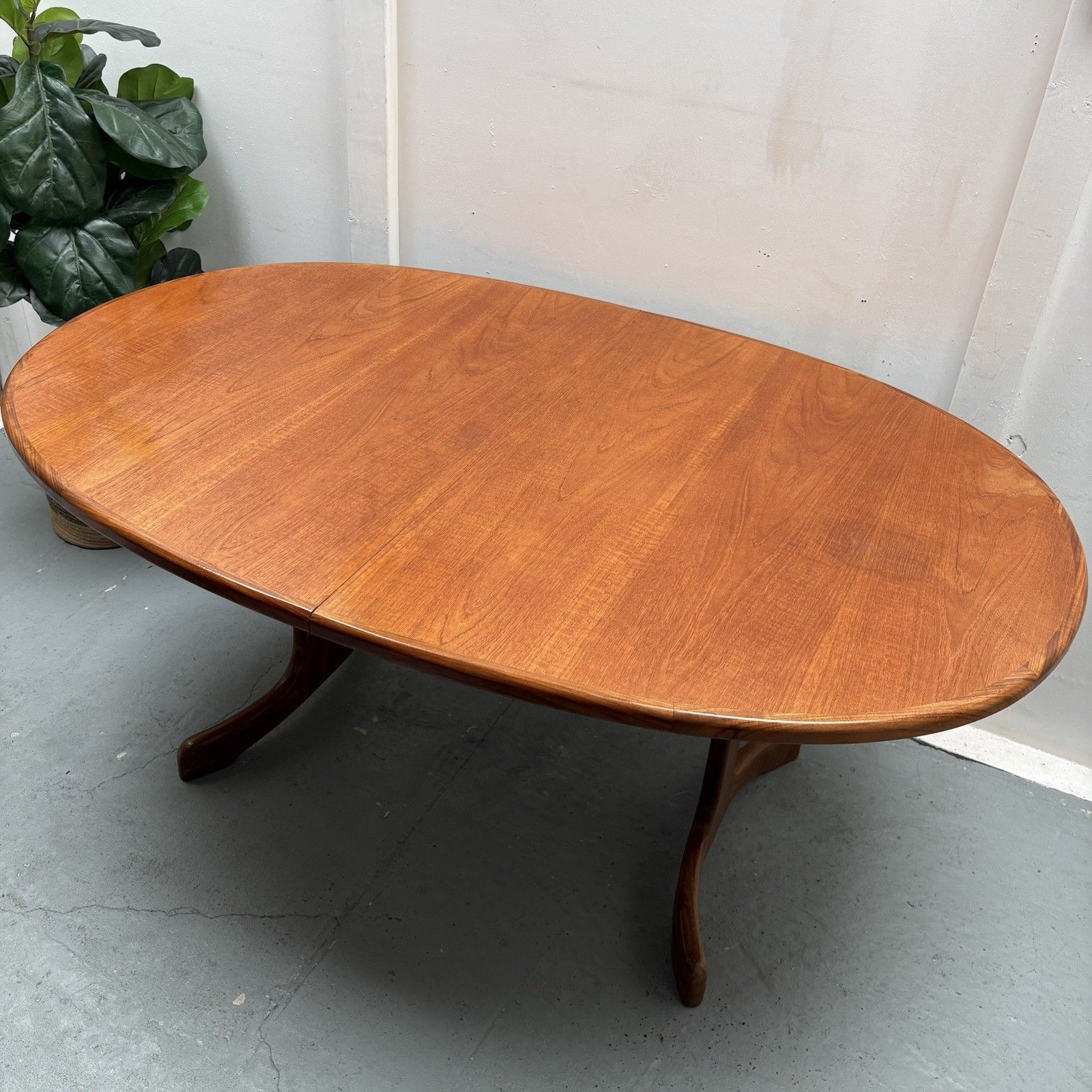 Midcentury G Plan “Fresco” Oval Extending Teak Whale Tail Dining Table C.1960s photo vinterior