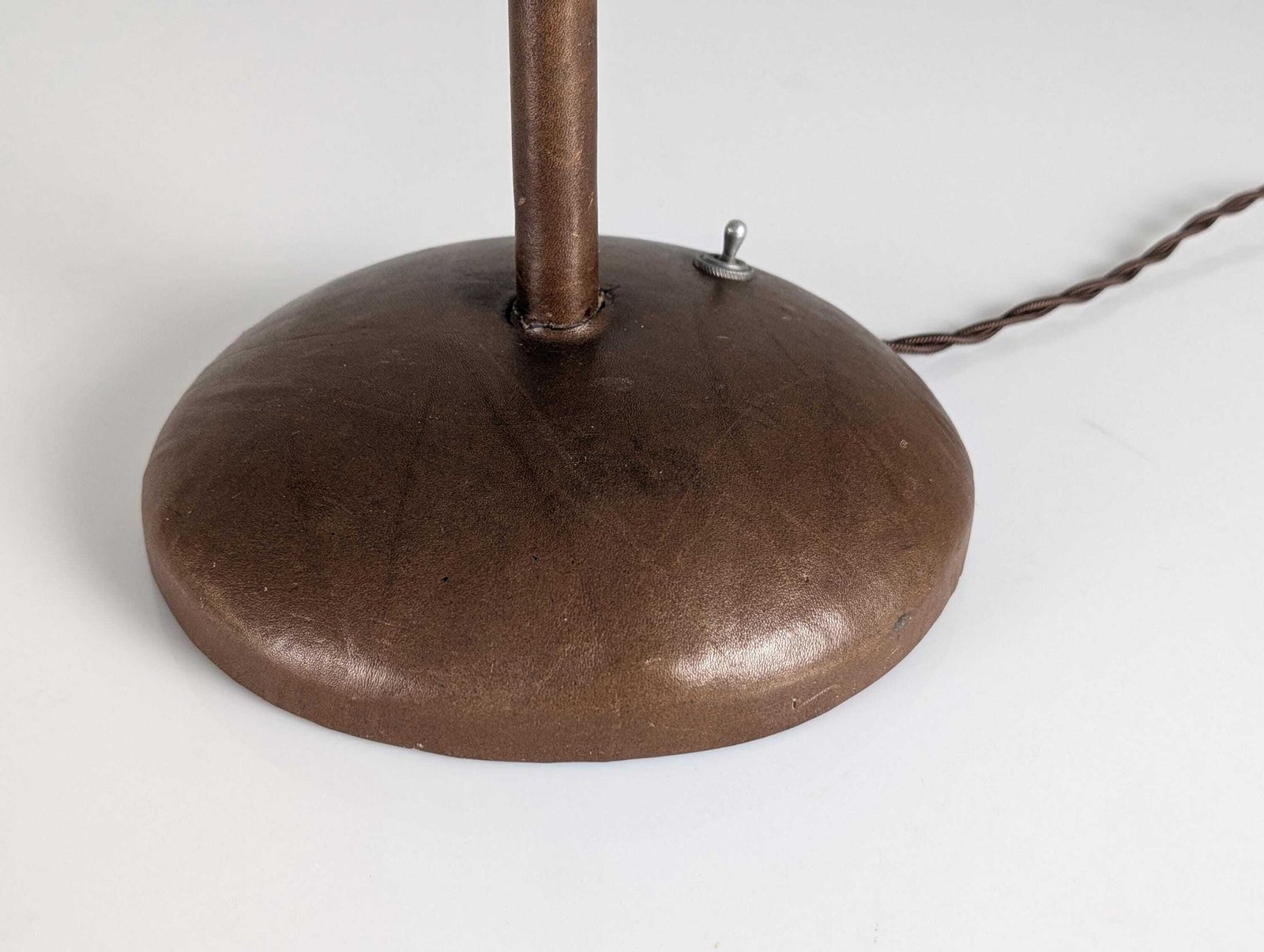 Lampe de table en cuir cousu par Jacques Adnet, France, années 1950 photo 2239.0