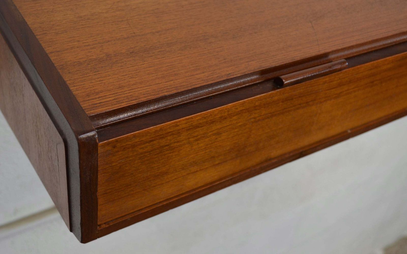 A Vintage Beaver & Tapley Floating Drawer/Desk photo vinterior