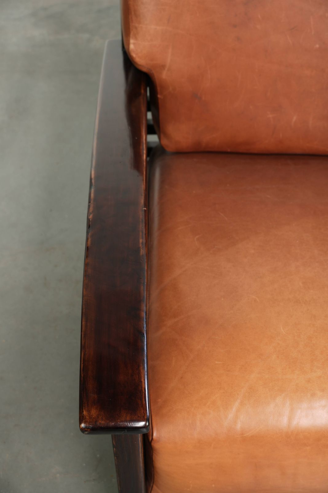 Elegante Fauteuil Van Koeienhuid Met Mooie Details In Een Tijdloos Art Deco Ontwerp photo buy