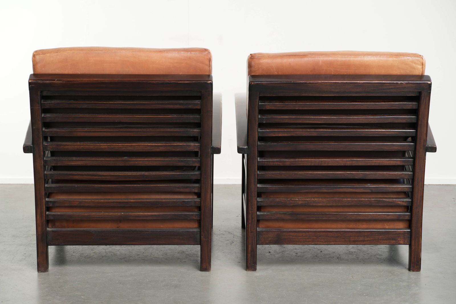 Set van 2 cognackleurige art deco fauteuils van koeienhuid, 20e eeuw photo for sale