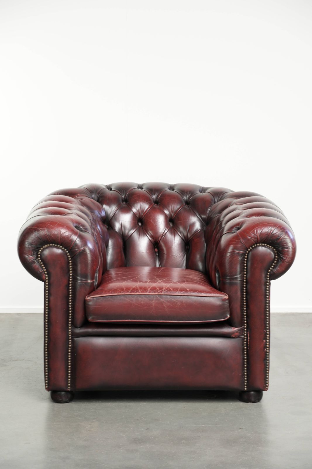 Chique Engelse Chesterfield Club Fauteuil met Gebruikssporen in een Tijdloze Rode Kleur photo furniture