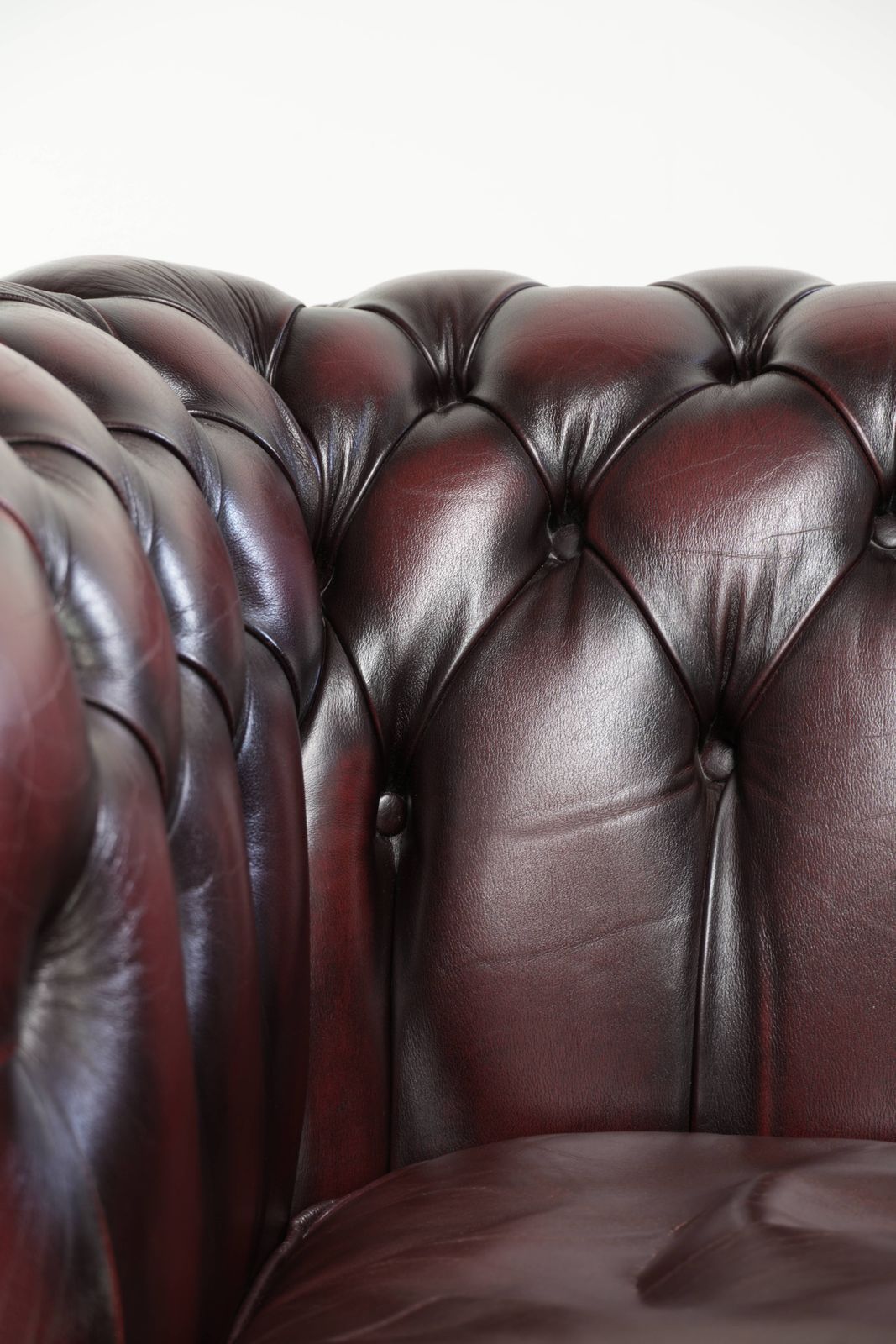 Meubels Engelse Chesterfield clubfauteuil van koeienhuid in rood photo