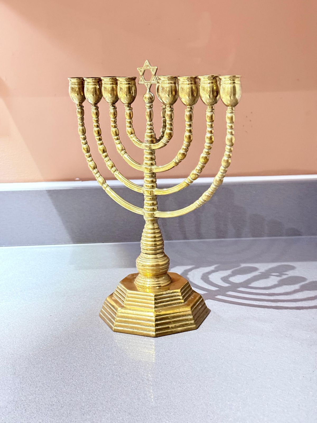 Vintage kandelaars, 9-armige menora, Joods Judaica, gouden kaarsenhouders, messing photo vinterior