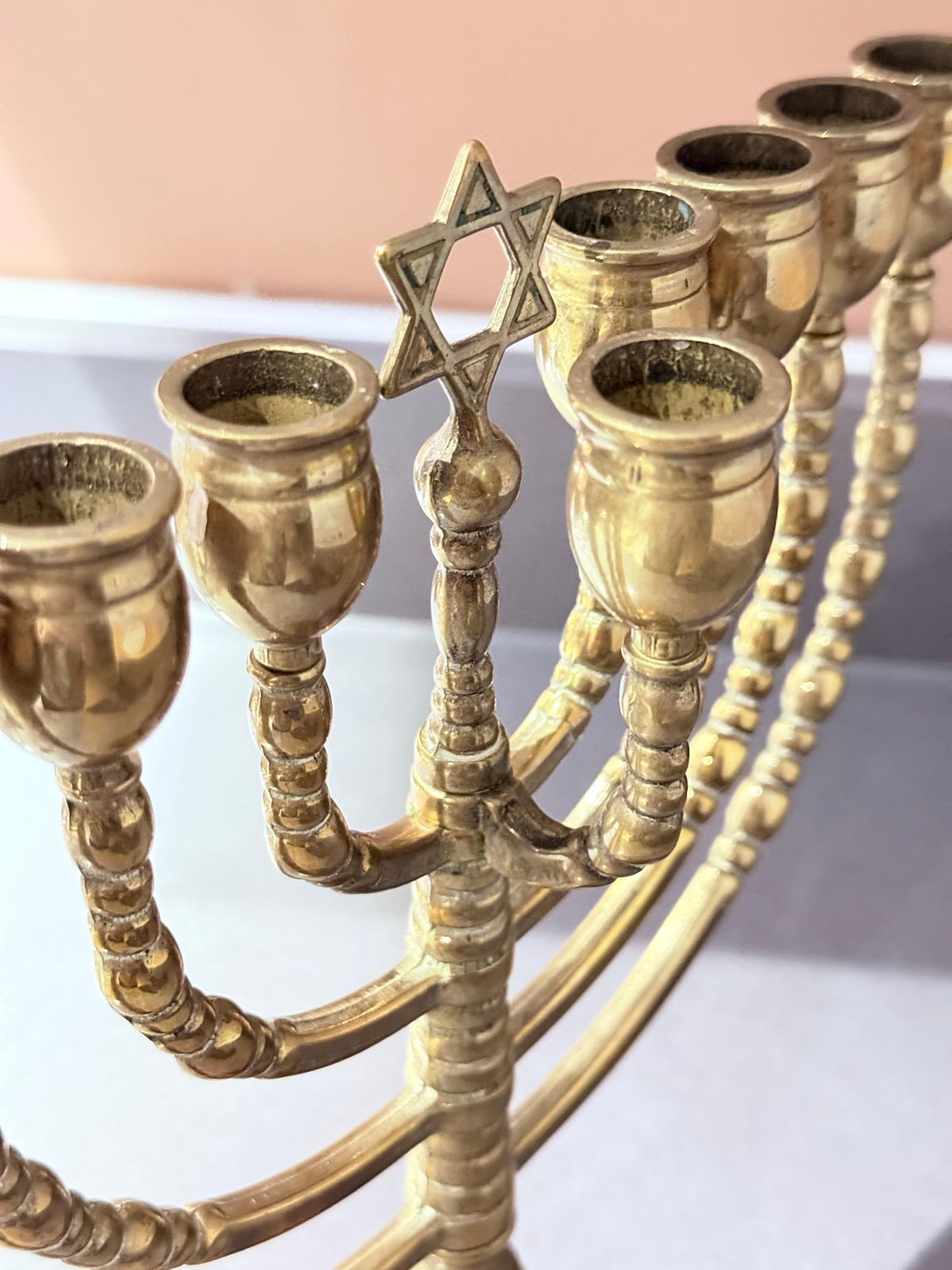photo for sale Vintage kandelaars, 9-armige menora, Joods Judaica, gouden kaarsenhouders, messing