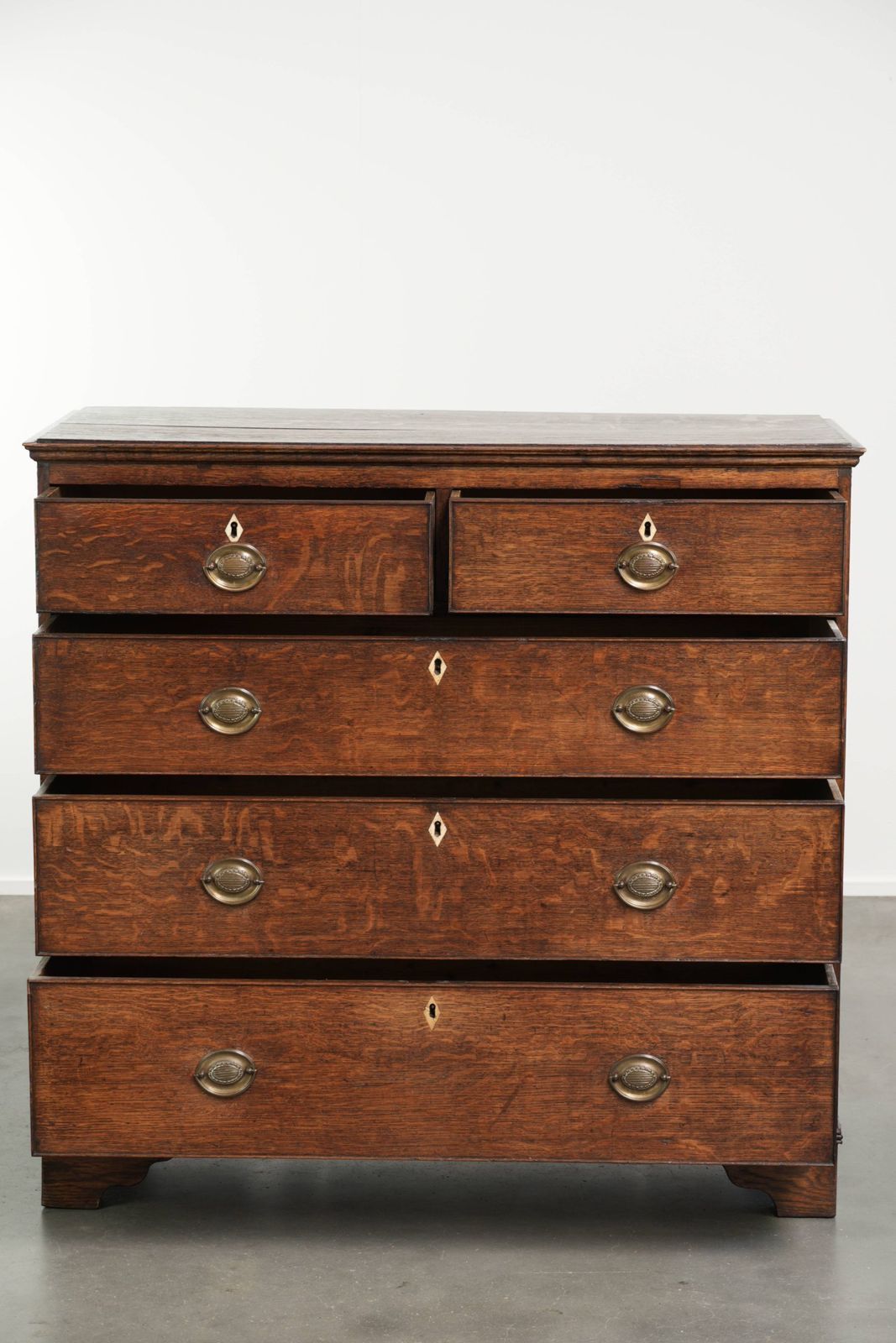 Grote Engelse ladekast uit de 18e eeuw met mooie patina photo for sale