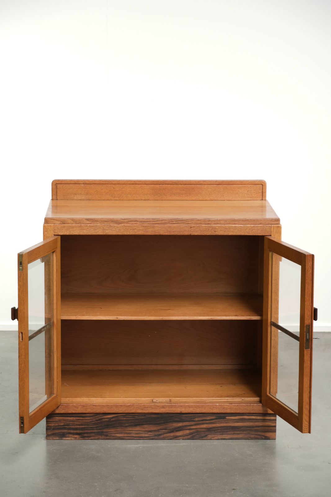 Fraaie subtiele Nederlandse eiken Amsterdam School kast, art deco kast met glazen deuren en mooie details photo for sale