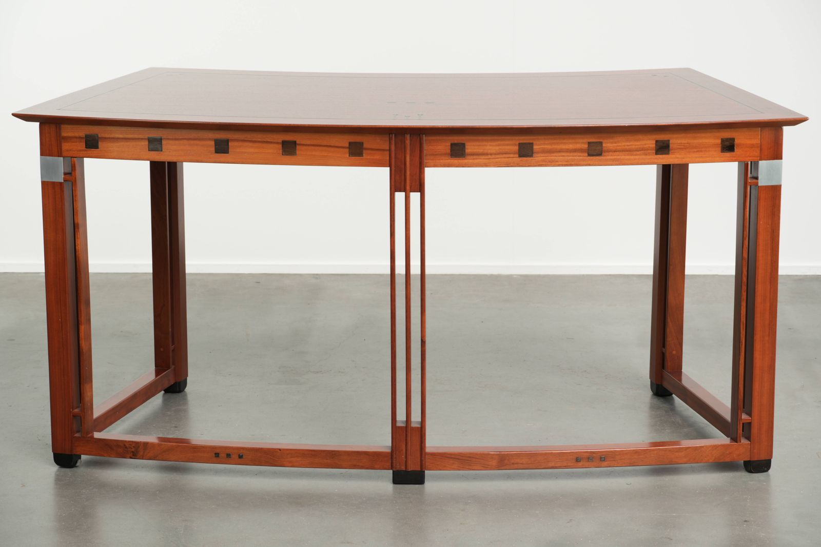 Fraai gebogen schrijftafel in art deco stijl photo Meubels