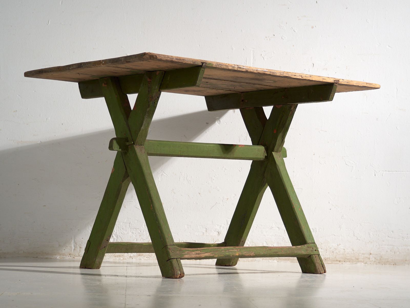 Table à tréteaux d'époque en bois de pin, Europe centrale, vers 1900 photo furniture