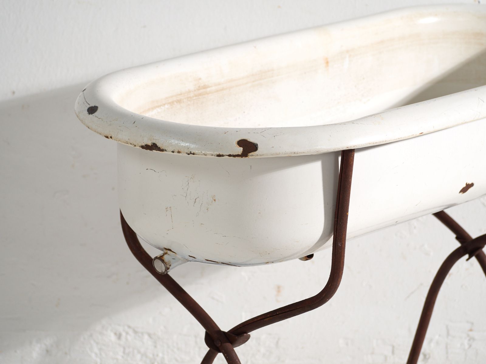 photo for sale Antique Bathtub In Enamelled Iron – Central Europe, Circa 1950 #5