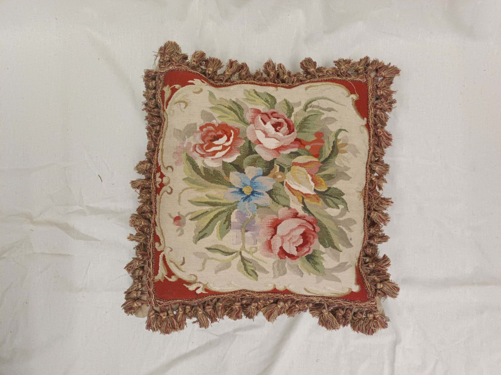 Housse de coussin en tapisserie tissée à la main, style Aubusson français, bouquet floral de roses photo vintage