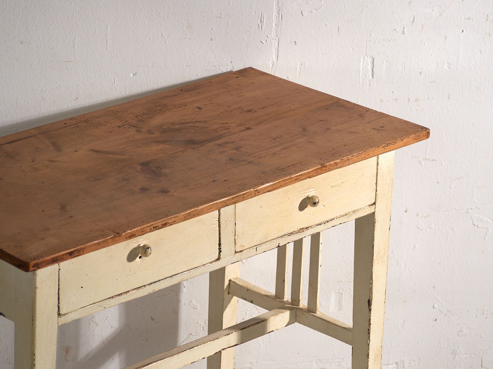 Table d'époque à deux tiroirs en pin - Europe centrale, vers 1910 photo furniture