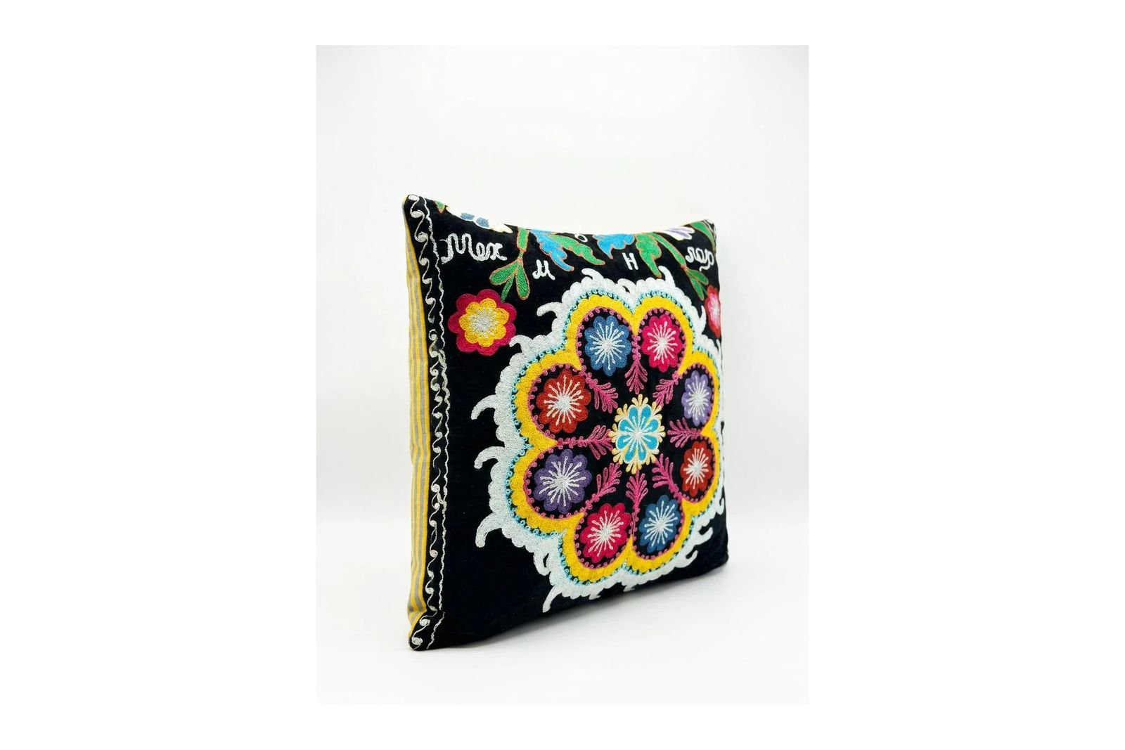 Housse de coussin Suzani de Tachkent, 43 x 46 cm photo furniture