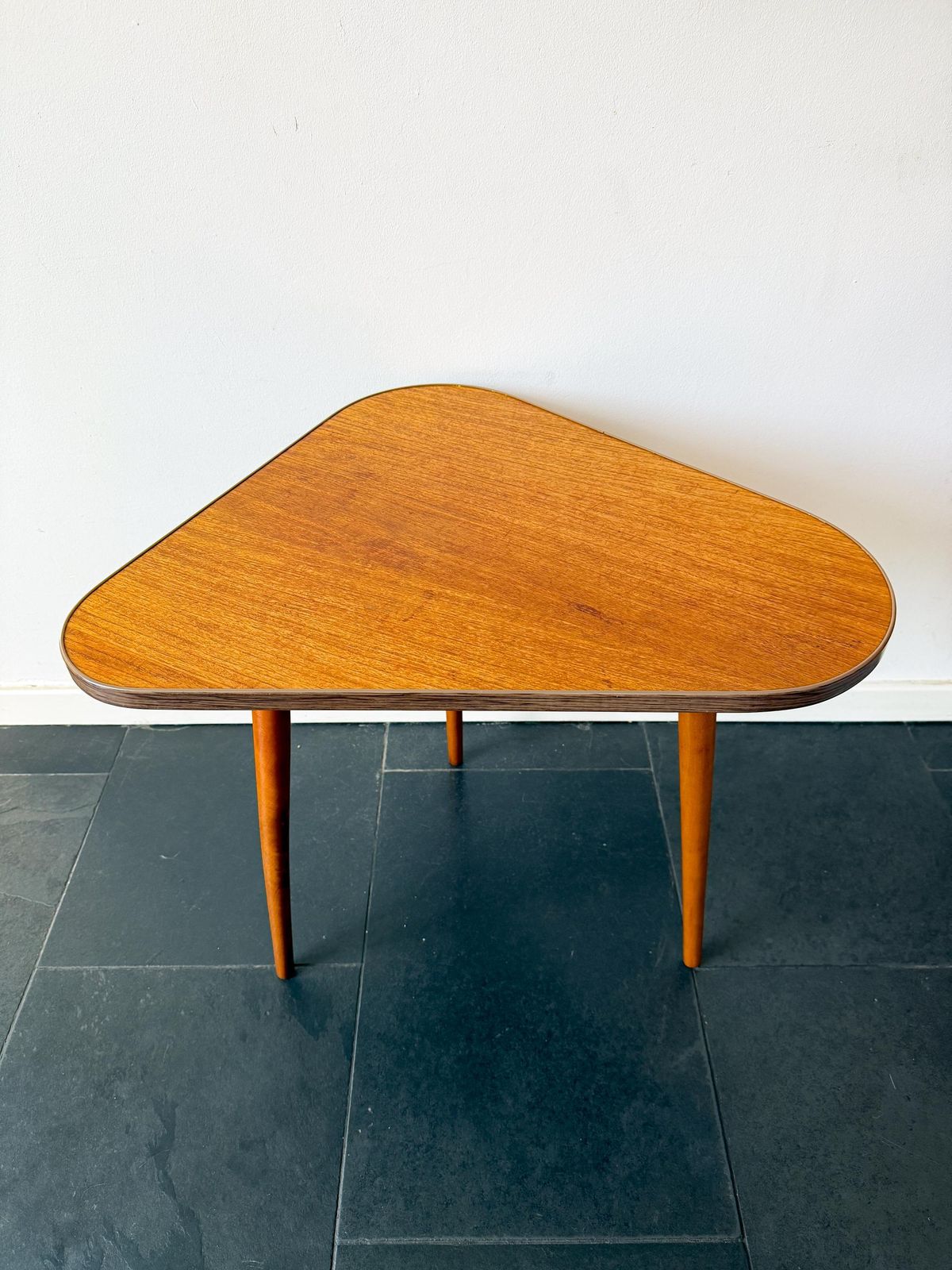 Grote asymmetrische houten salontafel / bijzettafel, Mid-Century Modern, jaren 1960 photo furniture