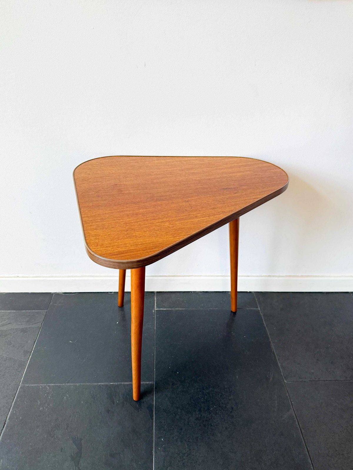 Grote asymmetrische houten salontafel / bijzettafel, Mid-Century Modern, jaren 1960 photo for sale
