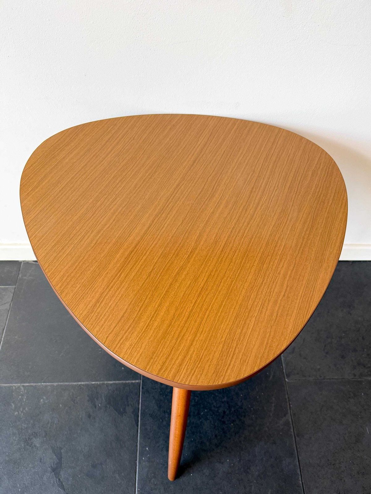 Grote driehoekige Formica salontafel / bijzettafel | Mid-Century Modern, jaren 1960 photo furniture