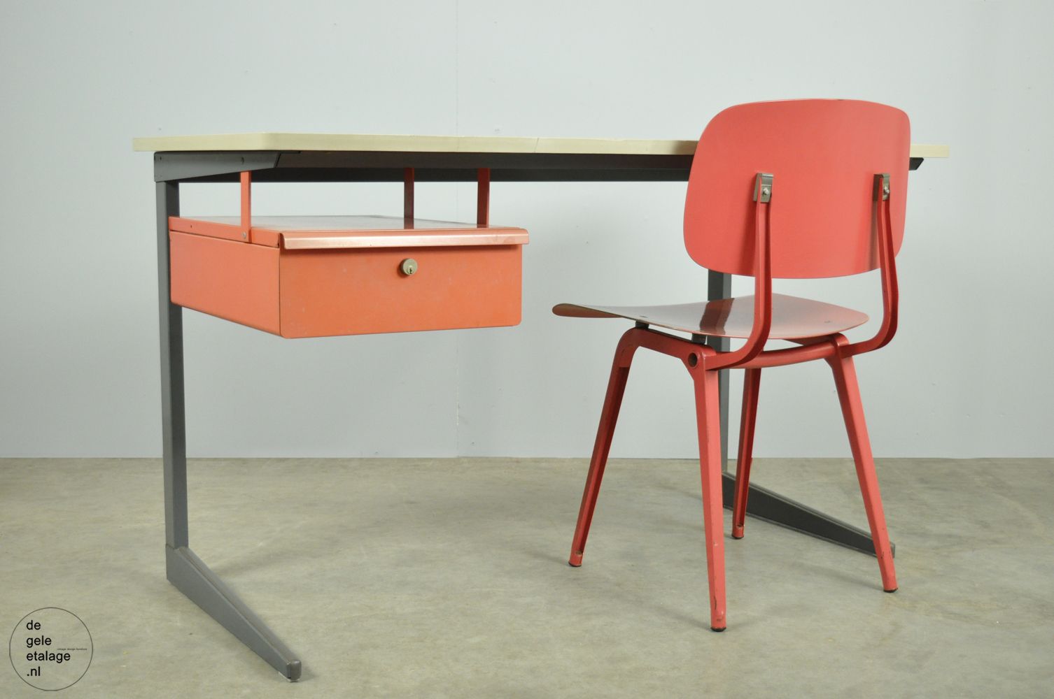 photo vintage Vintage Ahrend industrieel "Result" bureau door Friso Kramer, ca. jaren 1950, Nederland