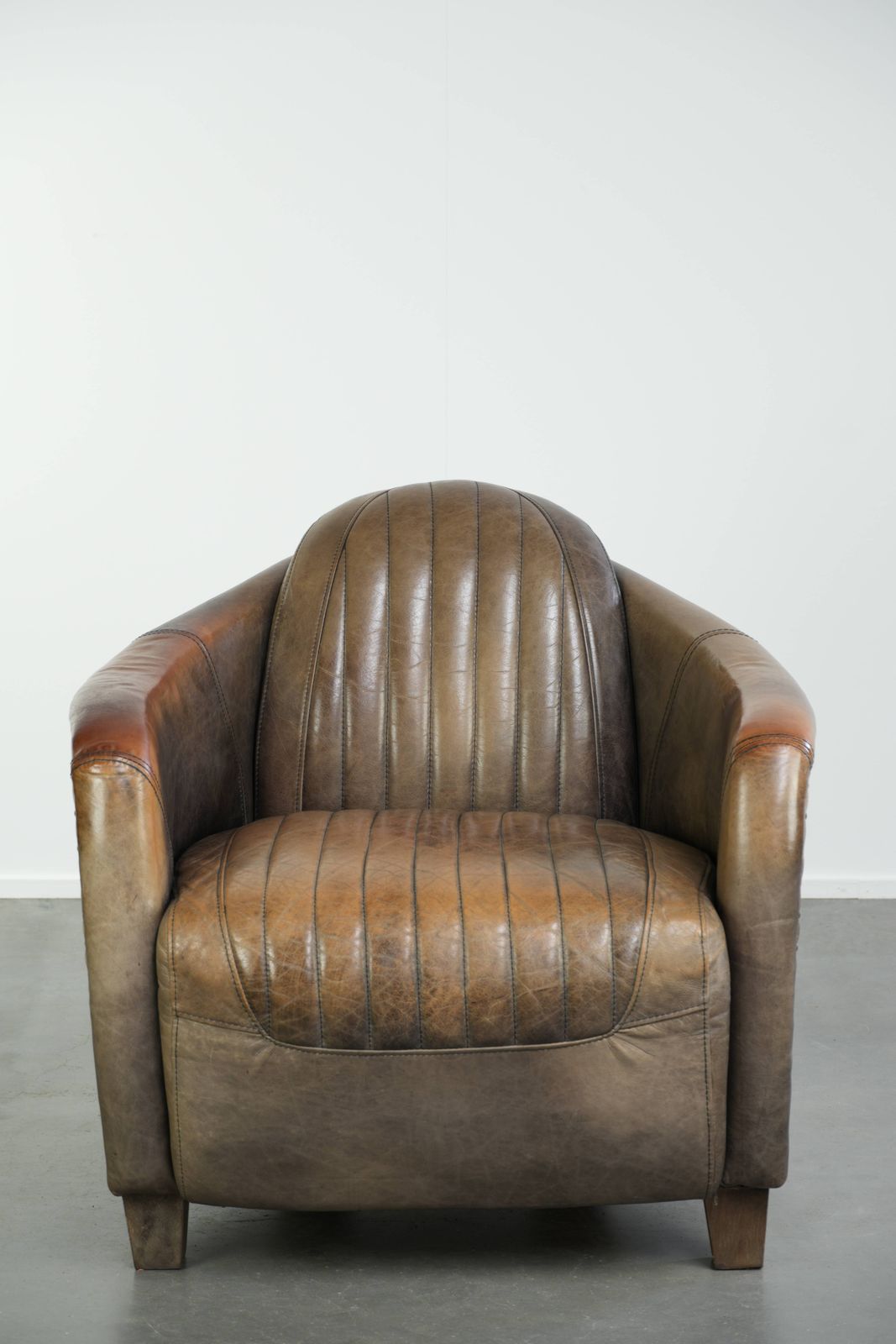 Stoere en karaktervolle fauteuil in aviatorstijl van koeienhuid leer met een unieke aluminiumafwerking photo furniture