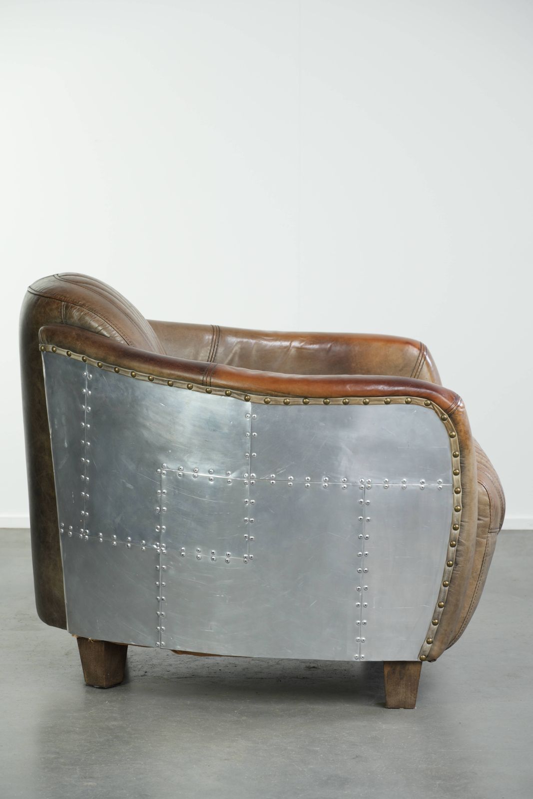 Stoere en karaktervolle fauteuil in aviatorstijl van koeienhuid leer met een unieke aluminiumafwerking photo for sale
