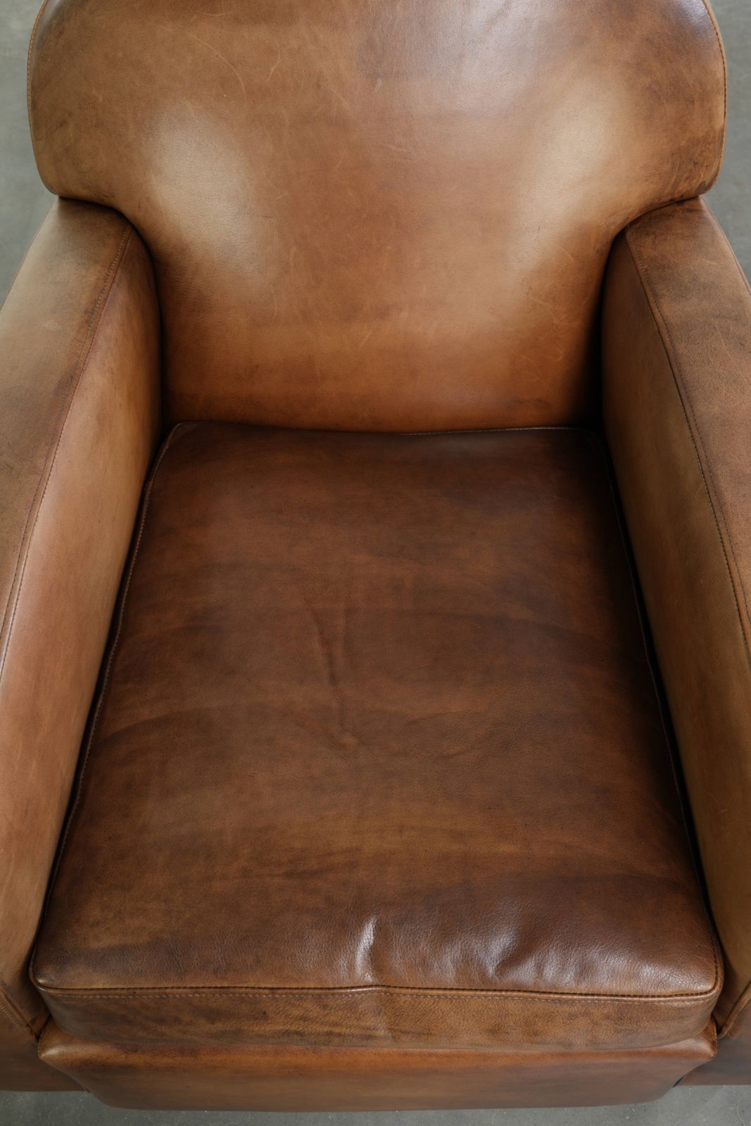 Strak Vormgegeven Designer Fauteuil van Schapenleer photo vinterior