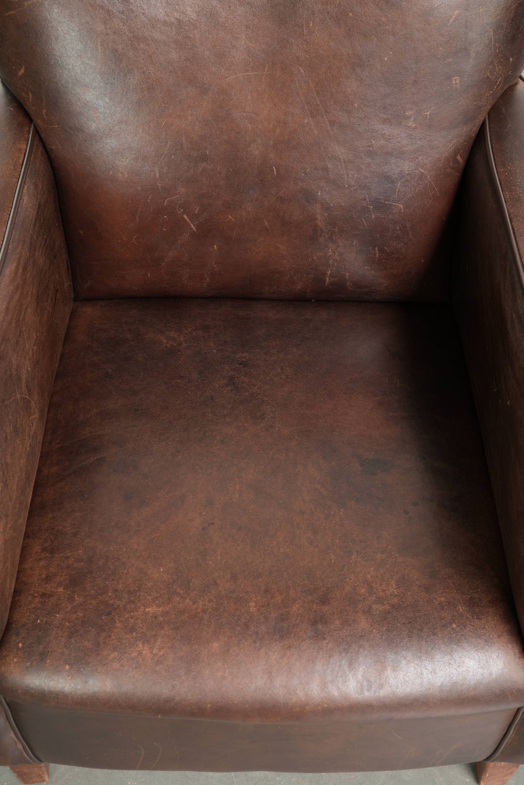 Set Vintage Fauteuils met Schapenvacht, Donkere Kleur en Engels Design photo vinterior