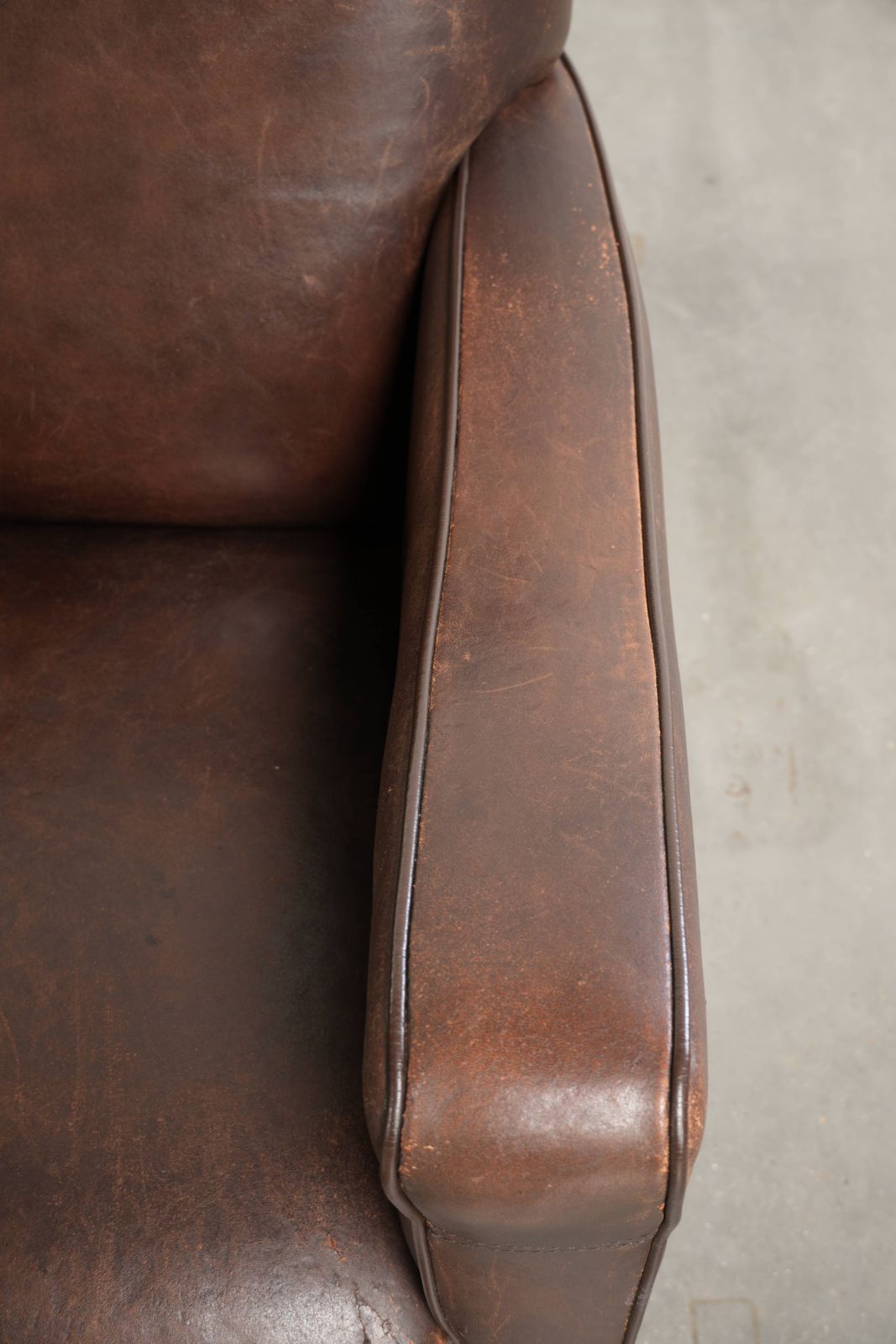 photo furniture Set Vintage Fauteuils met Schapenvacht, Donkere Kleur en Engels Design