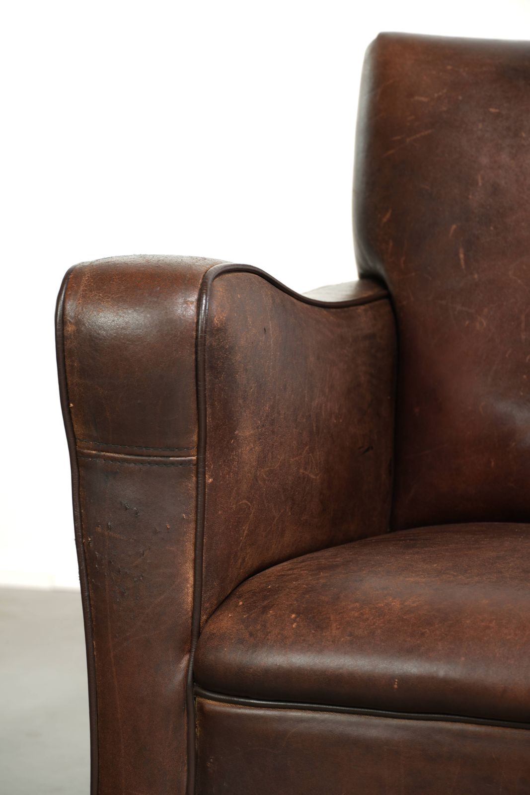 Meubels Set Vintage Fauteuils met Schapenvacht, Donkere Kleur en Engels Design photo