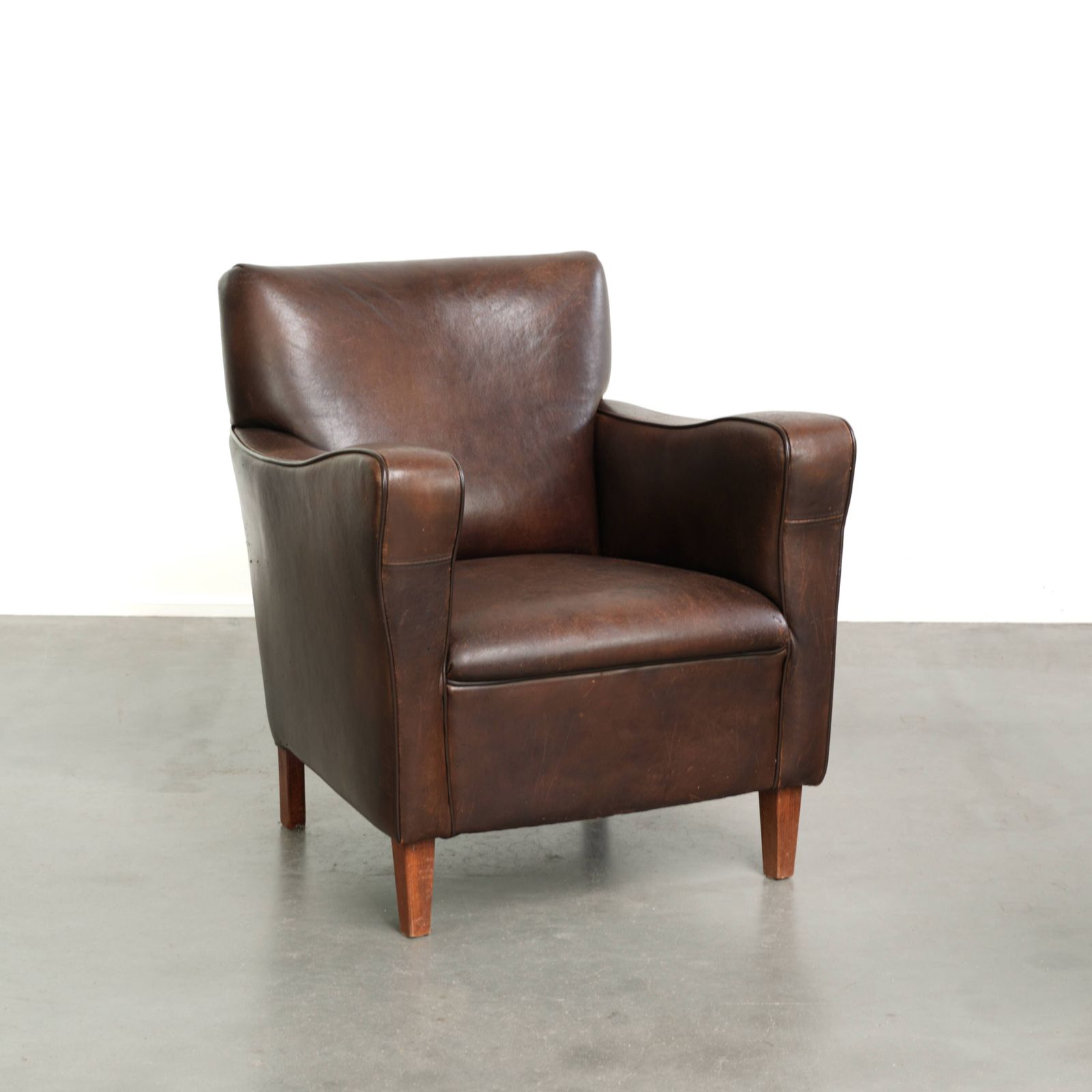Subtiele Donkere Vintage Schapenvacht Fauteuil Met Vast Zitkussen En Tijdloos Design