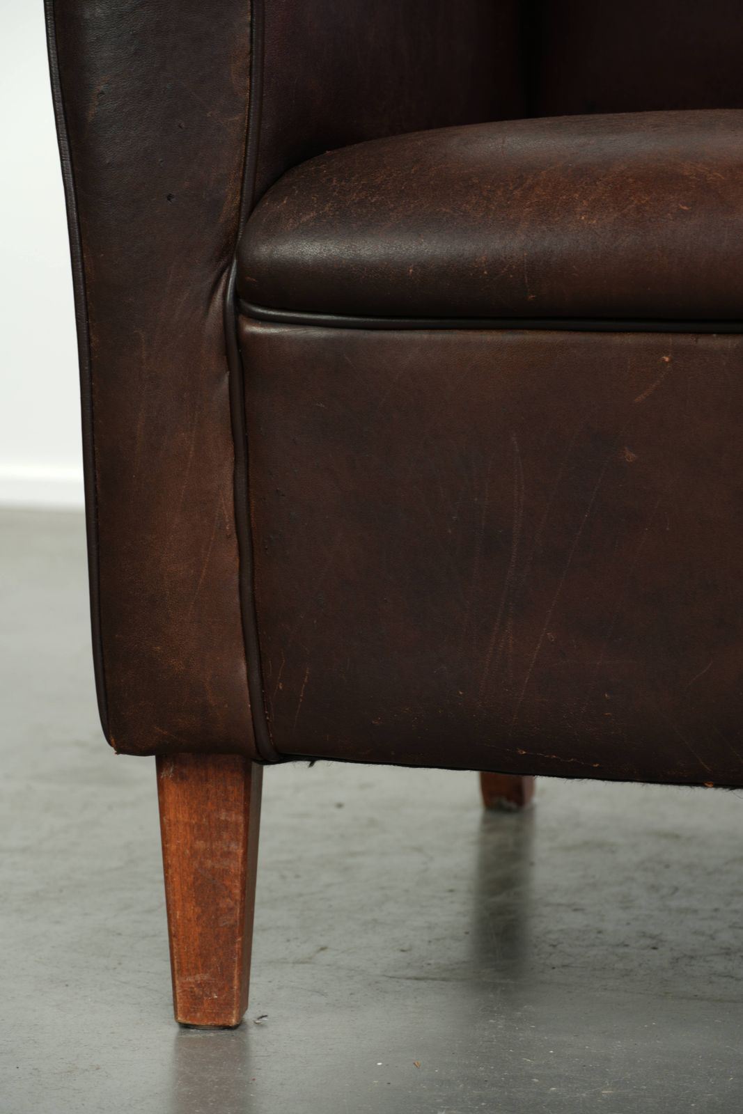 Meubels Subtiele Donkere Vintage Schapenvacht Fauteuil Met Vast Zitkussen En Tijdloos Design photo
