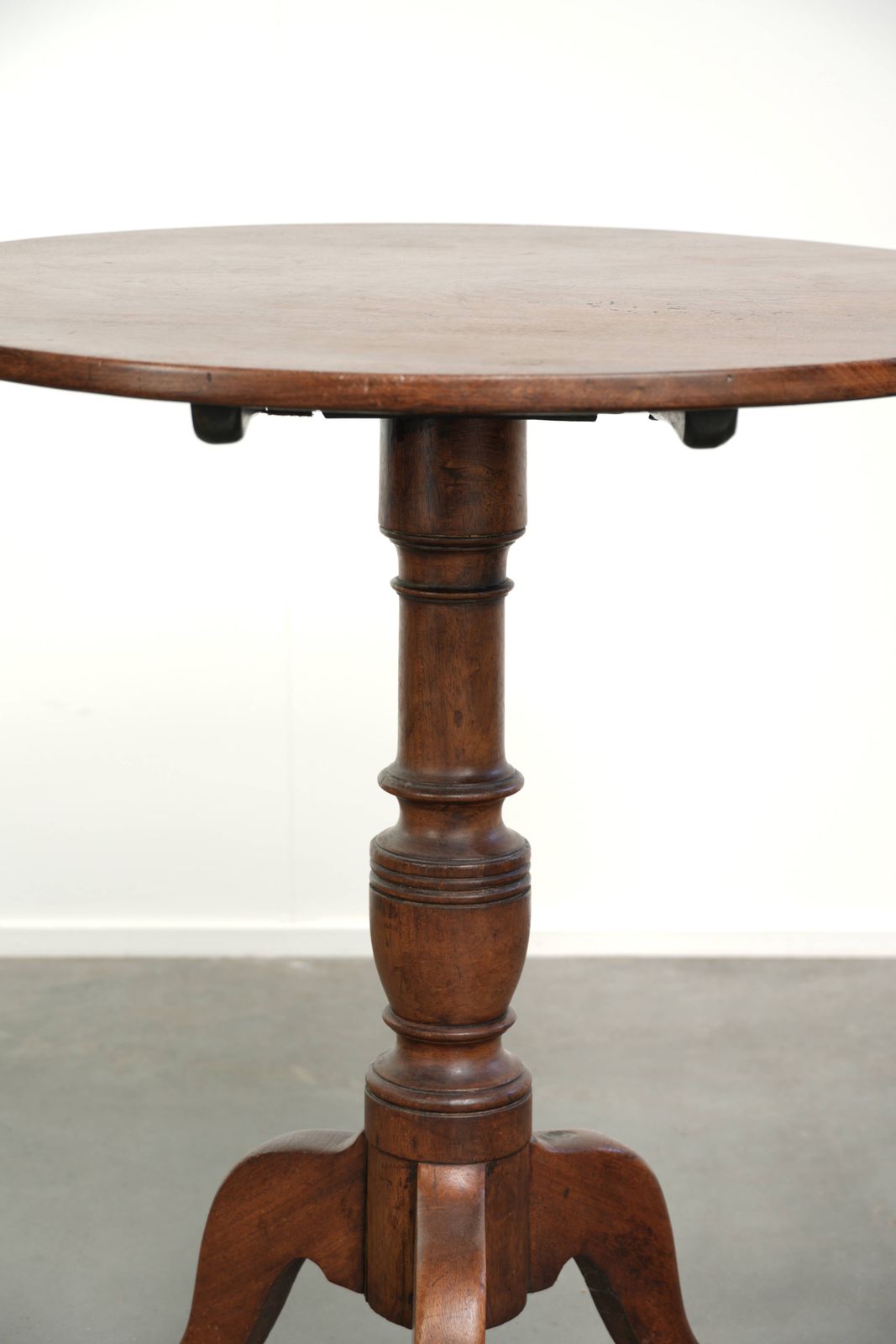 photo furniture Lovely Antique English Tilt Top Table With Very Beautiful Colors And A Beautiful Patina