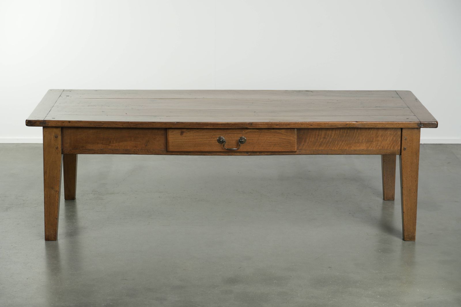 Charmante antieke Franse salontafel van walnoot met mooie patina en warme kleuren photo furniture