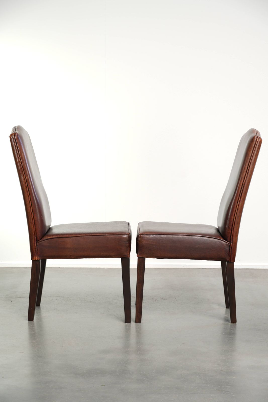 Set van 6 eetkamerstoelen in Engelse stijl met schapenvacht bekleding photo for sale