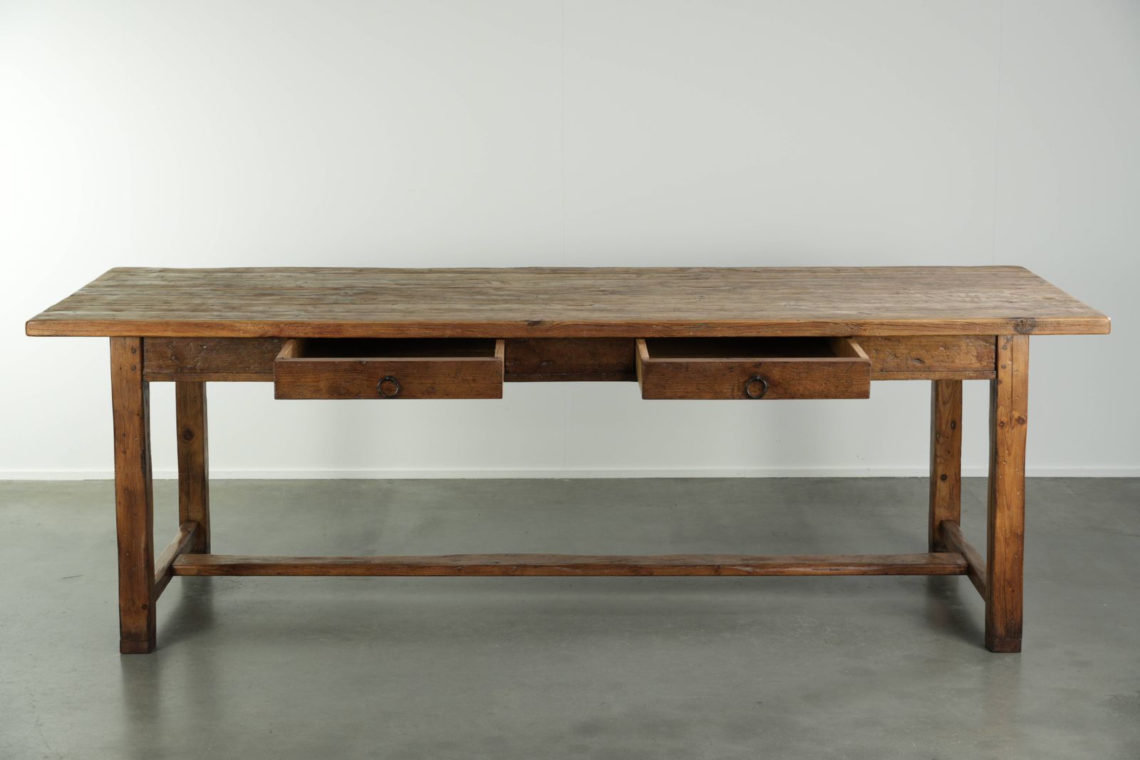 Grote Antieke Boerenlandse Eettafel uit de 19e Eeuw van Grenenhout met Tijdloze Uitstraling. photo for sale