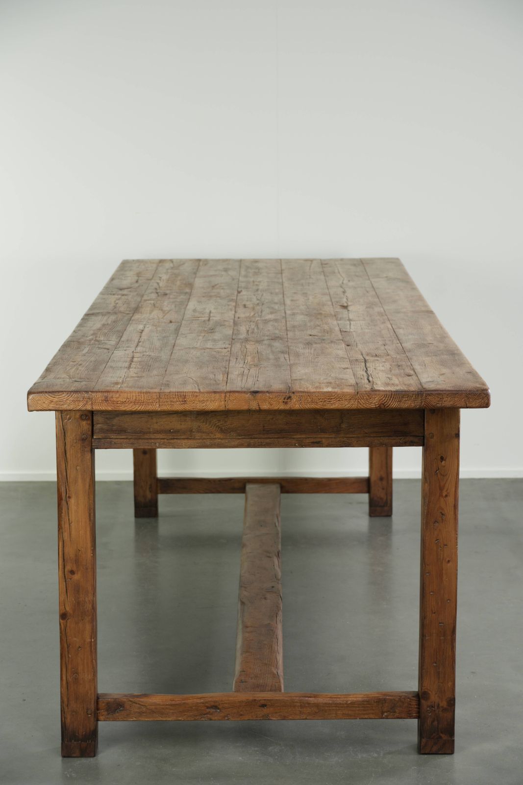 Grote Antieke Boerenlandse Eettafel uit de 19e Eeuw van Grenenhout met Tijdloze Uitstraling. photo Meubels