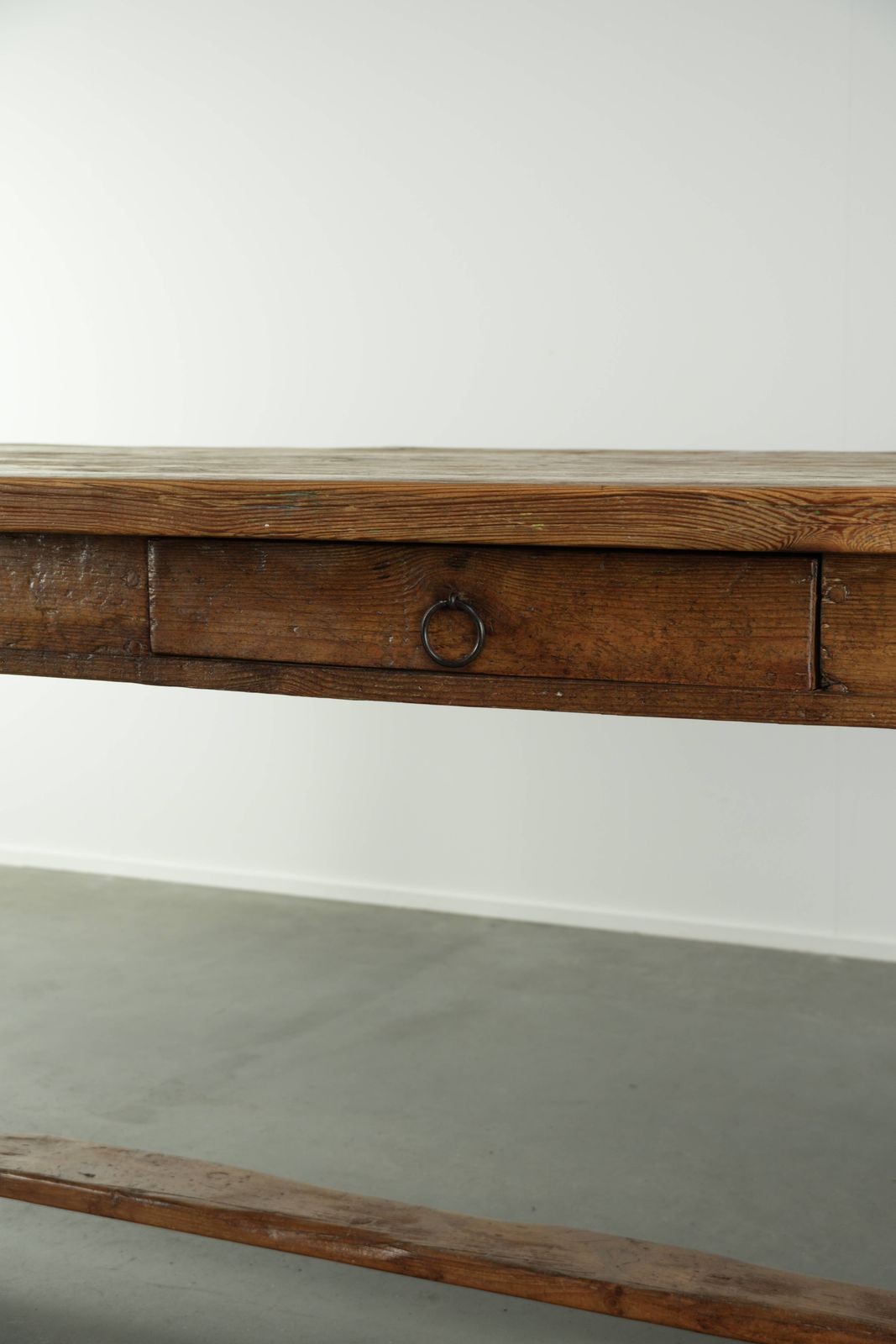 photo for sale Grote Antieke Boerenlandse Eettafel uit de 19e Eeuw van Grenenhout met Tijdloze Uitstraling.