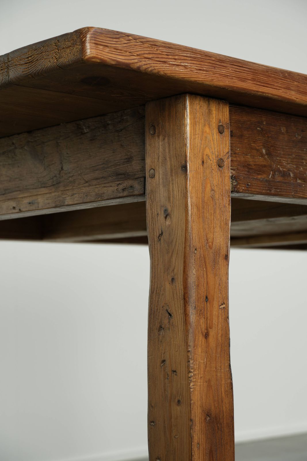 2961.0 Grote Antieke Boerenlandse Eettafel uit de 19e Eeuw van Grenenhout met Tijdloze Uitstraling. photo