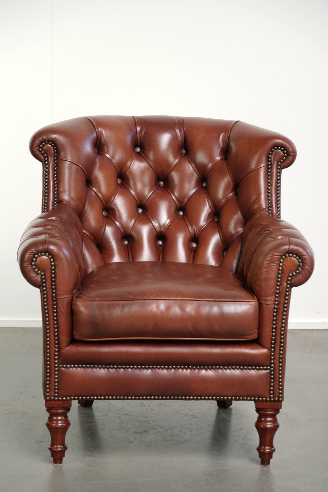 Hoogwaardige Cognackleurige Koeienhuid Chesterfield Fauteuil in Engelse Stijl met Tijdloos Design photo furniture